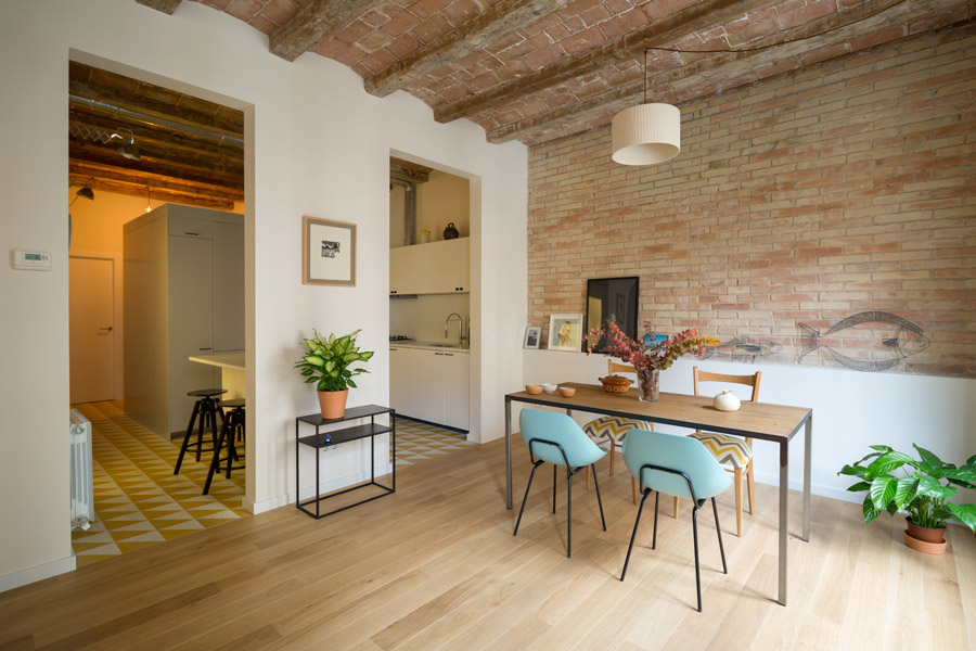 住宅位于巴塞罗那Eixample最有代表性的街区之一，建筑师在设计时注重布局和结与地域特殊性的结合。建筑的梁与墙垂直并起到支撑作用，在倒角处变成风扇型，与Eixample老建筑典型的构造形式相适应。