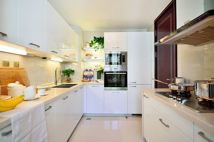 现代公寓大户型厨房装饰效果。