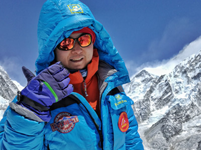 华耐登山队作为全球第一支企业登山队，于北京时间2017年5月22日凌晨4点25分，顺利抵达8844米的万山之巅珠穆朗玛峰。从2017年4月5日出发至今，经过40...