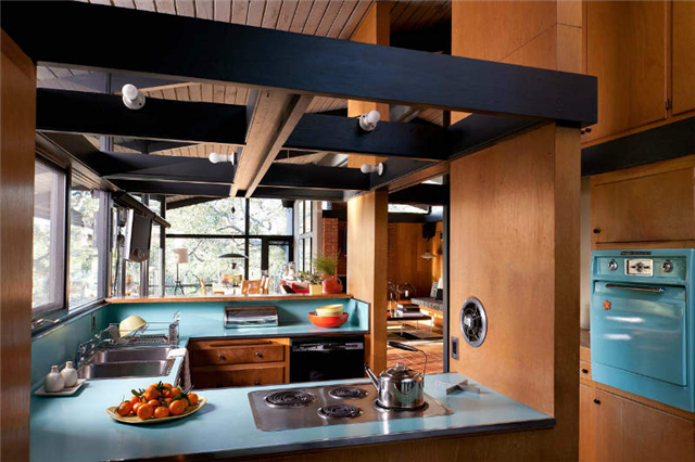 厨房区域 视野光线通透 采用复古蓝撞色木色 使厨房不沉闷增添鲜活氛围
（图片来源：cugala）