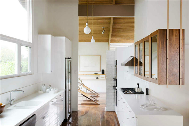 整屋采用白+木色+光感，营造一种通透的透明质感。