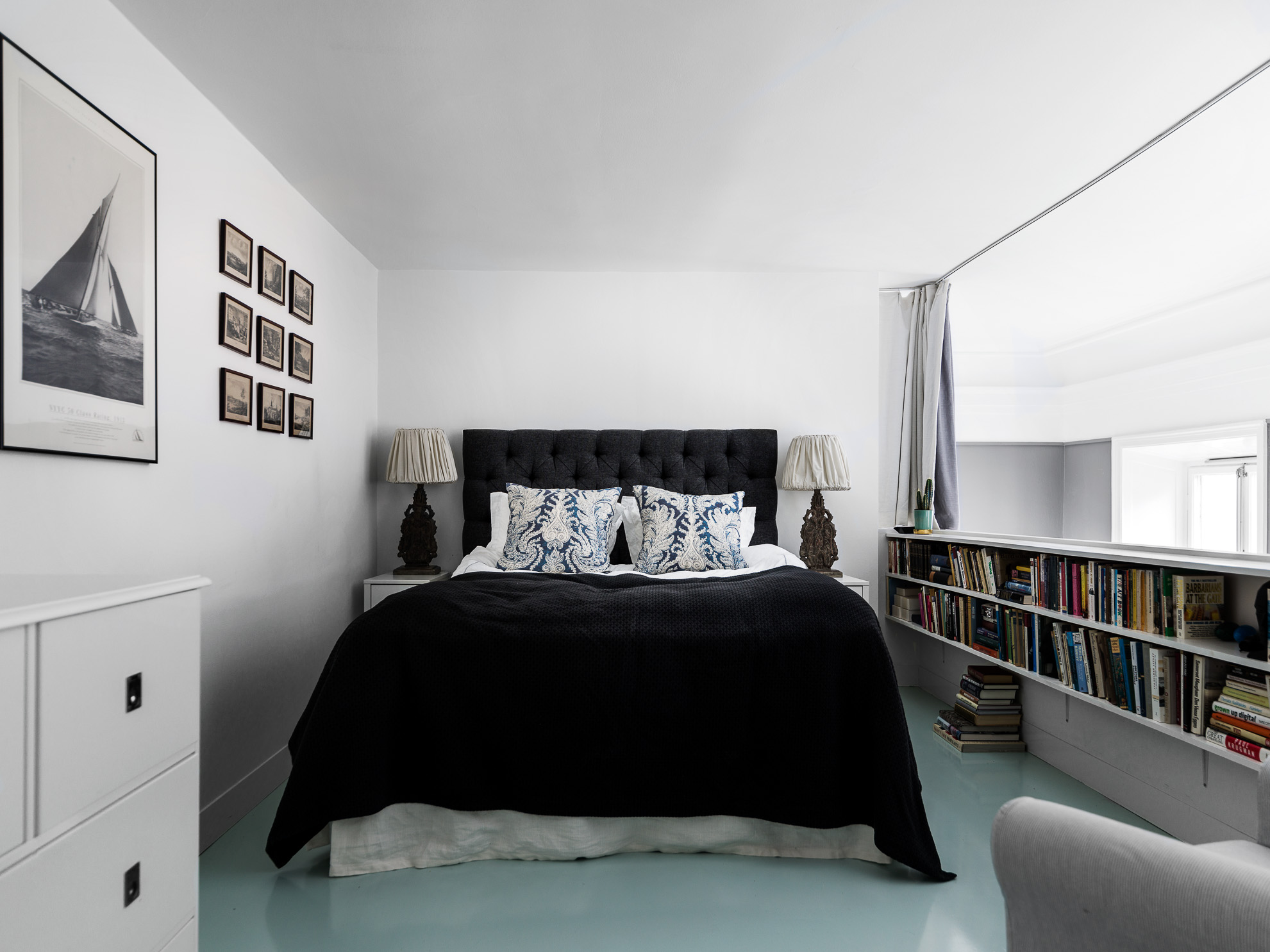 卧室区域则选用环氧树脂地坪（常见于学校及医院等公共场所）。