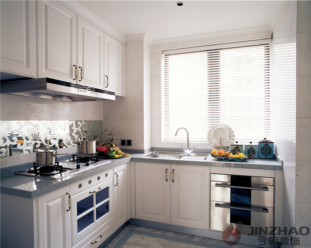 厨房：充分利用拐角的空间，设计成“L型”的厨房台面造型，一边百叶窗方便阳光直射，增加室内的明亮度。