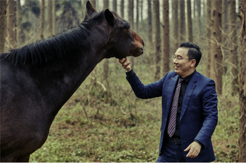 著名企业家稻盛和夫有句话：答案在现场，一线有神灵。意思就是，只有经常在一线，才能更好地了解市场，做出更对的决策。车建新深以为然。近日，红星美凯龙发布公告，企业的...