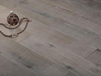 　　近年来，越来越多的消费者开始考虑装修时整体家局的配合，在保证产品质量的情况下，多数家庭都希望选购的产品兼具品质和外观，而实木地热地板因其天然的木材原料，其纹...