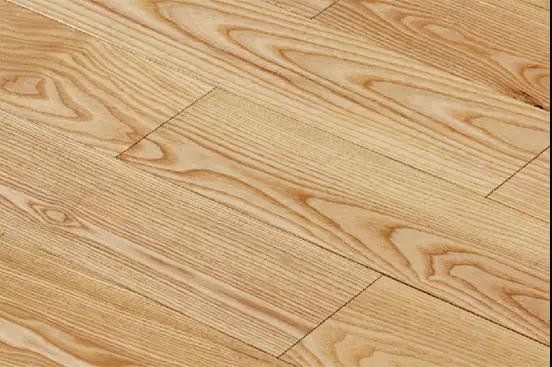 目前的地板市场以实木地板、实木复合地板、强化复合地板三大种类为主，还有其他诸如软木地板、竹地板等新类型的地板。材质不一样，选购方法也不一样，小编今天与你一同分享...