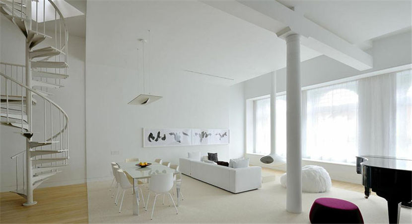 开放式的挑高客厅，摆放着纯白色的长沙发，整体的社交空间也是以沙发为中心发展。