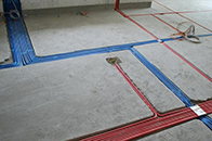 1.布线的原则：横平竖直.使用专用中财PVC阻 燃型电线管，线管在线槽中必须固定，线盒与线管相接时应使用锁母，直管每隔80公分使用一个管卡，拐角处每隔20公分使...