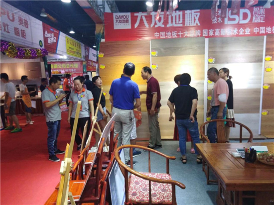 近日，一场品牌云集的家博会在东阳国际会展中心盛大开启。第九届东阳家博会倡导一种品质先行的绿色家居理念，活跃于家居行业前线的大友地板自然也不会缺席，积极参与了本次...