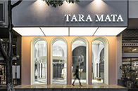 【腾讯家居 设计频道】TARA MATA 服装店是满太服饰旗下的设计师买手店与生活体验馆。项目由加减智库设计工作室设计，位于浙江金华永康市。买手店是一种以目标顾...
