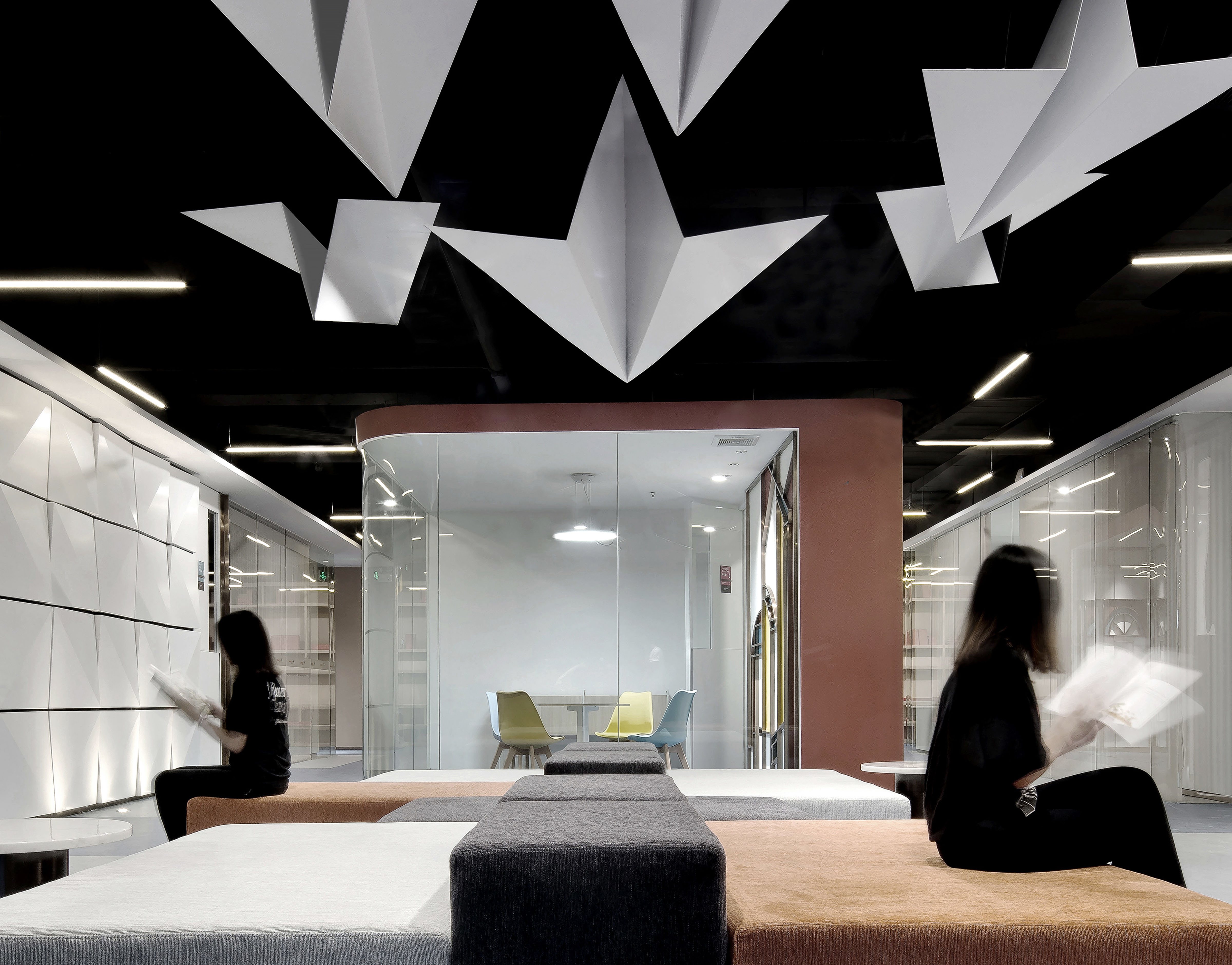 折纸·有着无限的随机性与创造性；
設計師用折紙藝術概念打造空間裝飾概念，形式不一的折面，呼吸而留白；
