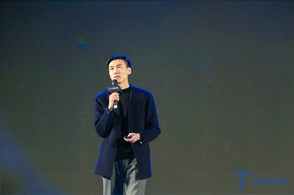 著名设计师周宸宸发表演讲，现场解读2019年设计新趋势。