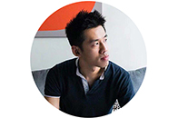 【腾讯家居 设计频道】黄建华，一位风趣阳光的台湾设计师，带领着自己的团队涉足多个不同的室内设计类别。从家装、地产到公共、商业项目，近年来，他将更多的精力投向复兴...