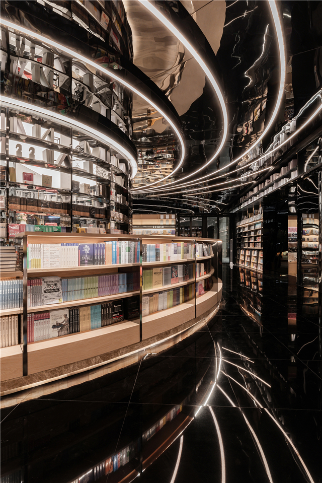 【腾讯家居 设计频道】当下的书店空间俨然已成为城市商业、文化及生活想象力输出的一个重要载体，也给设计开出了更多创新表达的命题。言几又以“设计力”为核心价值理念，...