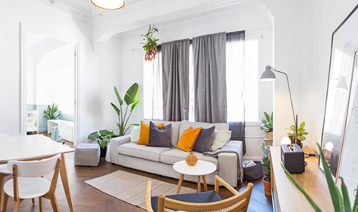 西班牙设计工作室Homelabdesign Studio 为一对年轻夫妻和他们即将诞生的宝宝设计了仅54平米的新居，一反常态让沙发靠着窗户摆放，白天阅读时日光即...