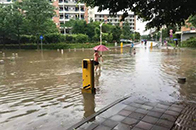 夏季是雨水的多发期，滂沱大雨精彩让人措手不及！除了出门湿漉漉以外，城市部分街道也进入了“看海”模式，给日常出行造成了极大不便。为何有些城市每逢大雨必涝，而有些城...