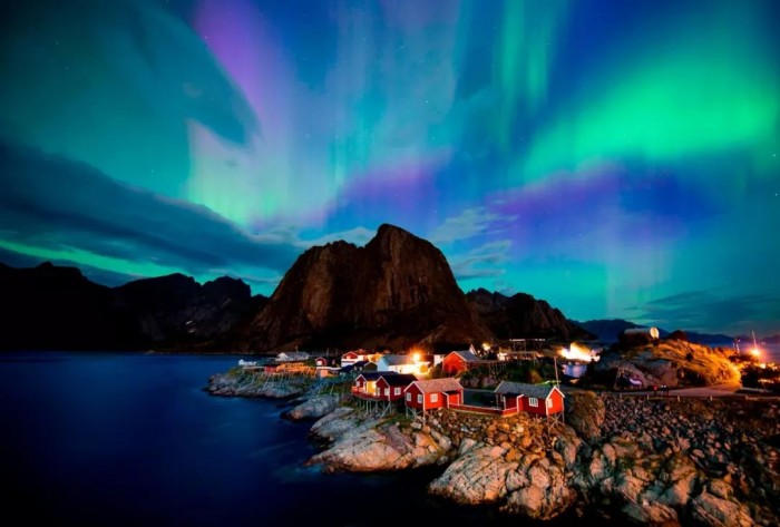 每年的9月到来年4月，是观看北极光的最佳时间。北极夜空上优雅掠过的绿色和蓝色极光，神秘而变幻莫测，营造出壮观的万花筒般的景象，神圣而迷幻的气质引领着无数人前往。...