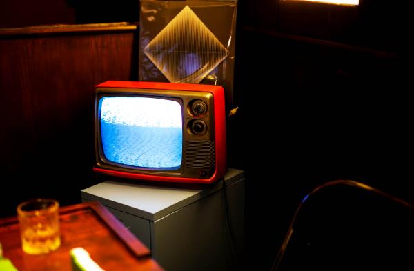 自1958年中国第一台黑白电视机“北京牌”问世，1982年上海电视机厂完成第一条彩电生产线的引进，1985年到1993年黑白电视向彩色电视迁移，以及90年代中后...