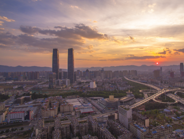 　　疫情防控期间，房产交易越来越多地借助互联网的力量，直播看房、线上认购等购房新方式方兴未艾，互联网赋能房地产终将引领新一轮产业革命。　　作为一家租、住、购、卖...