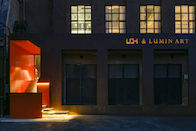 【腾讯家居 设计频道】LDH工作室隐于798艺术区创意广场的东南角，如果不是每天有人排队在一扇桔红色铁门前拍照打卡，会很难发现在边角还存在一个充满艺术气息的工作...