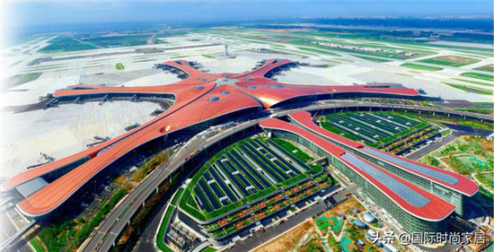 历时14年，造价1100亿，长55公里，连接香港、澳门、珠海的港珠澳大桥是世界上最长的跨海大桥，它打破了无数个世界纪录，是当之无愧的世纪工程。机场航站楼面积70...
