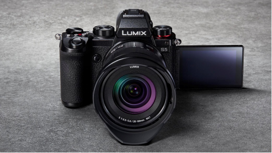 松下自豪地推出新型全画幅微单LUMIX S5,在严谨的摄影师和摄像师眼中,S5的照片/视频性能和出色的便携性方面均达到了极佳的水平。LUMIX S5的设计理念,...