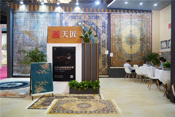 9月8日,2020摩登上海时尚家居展在上海世博展览馆盛大开幕,天匠手工地毯作为唯一一家专业从事手工打结地毯的展商,如约而至。此次展会,天匠主要展示了精品的手工真...