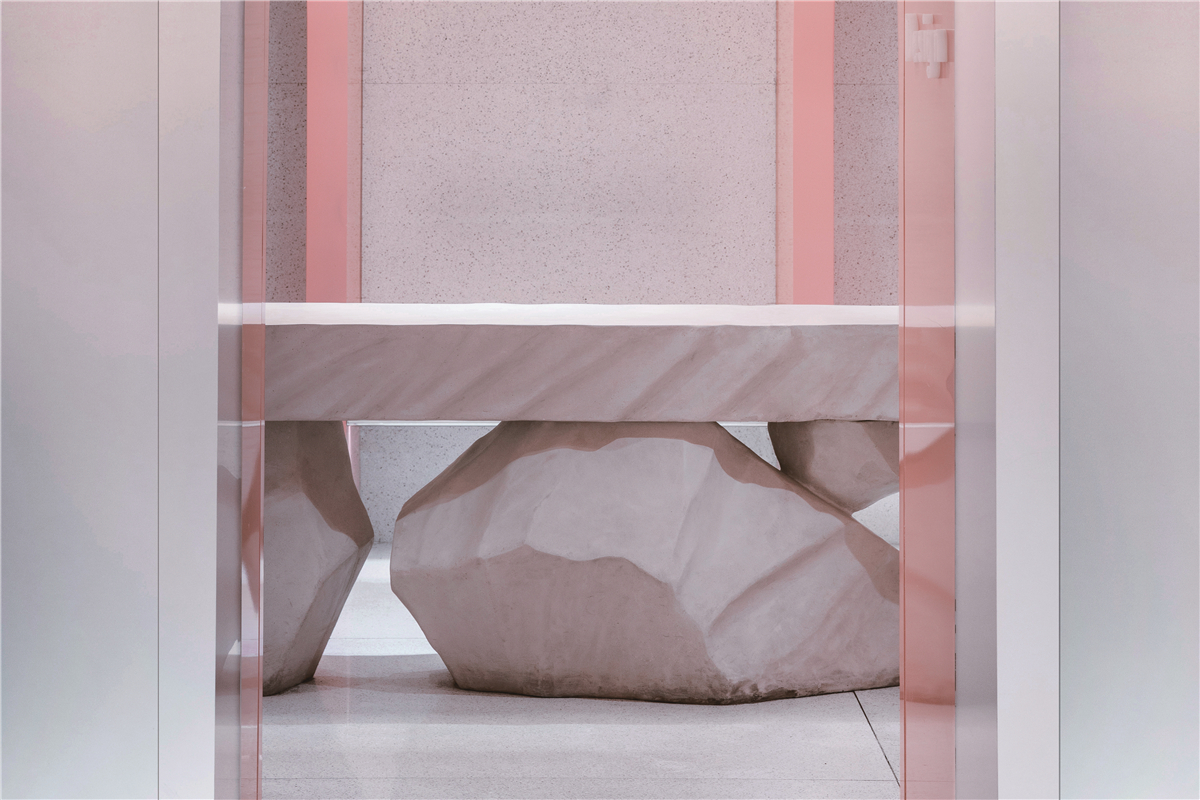 MOC DESIGN通过对于色彩感受的重新思考，打破粉色给人们的甜蜜、浪漫、少女等刻板印象，以色彩、材质、工艺的对比形成一种新的内在逻辑与视觉艺术张力，探索色彩、环境与人的感受。阳极氧化铝板的银白色、与粉色铝板和白色真空石搭配构成了空间的基调。