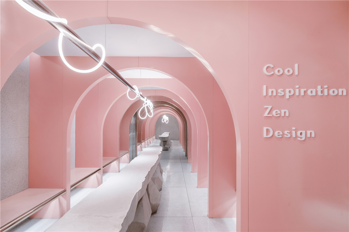 MOC DESIGN通过对于色彩感受的重新思考，打破粉色给人们的甜蜜、浪漫、少女等刻板印象，以色彩、材质、工艺的对比形成一种新的内在逻辑与视觉艺术张力，探索色彩、环境与人的感受。阳极氧化铝板的银白色、与粉色铝板和白色真空石搭配构成了空间的基调。