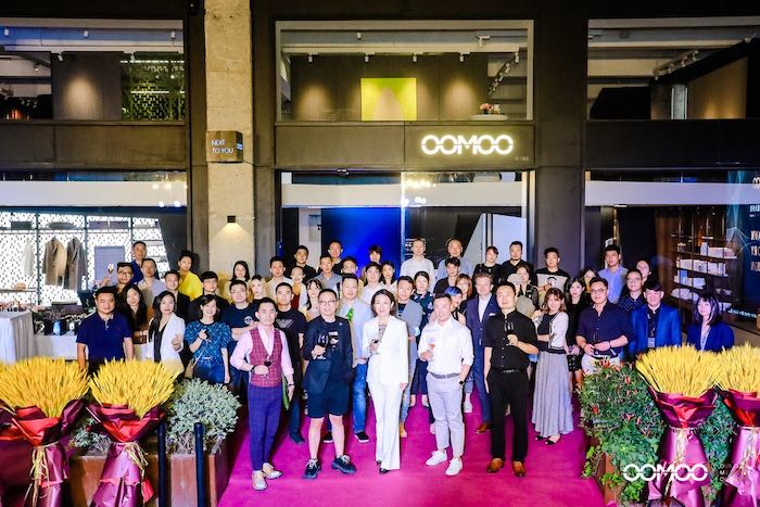 OOMOO作为一家全球木作家居新锐品牌，其上海首家概念展厅OOMOO之家于9月22日正式开业，据悉，该旗舰展厅由设计师方磊领衔壹舍团队操刀完成，设计师专注现代简...