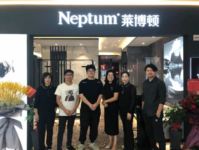 卫浴十大品牌莱博顿温州红星国际专卖店秉承Neptum莱博顿洁具卫浴品牌一贯的简约、大气的品牌调性，始终坚持高标准、高要求、高起点的终端店面建设，坚持向广大消费者...