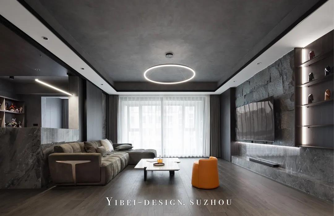 YIBEI  DESIGN  SUZHOU客厅 ▼一个家、一个场域、一段守望之旅，从进门开始。这种工业风也是年轻人的最爱，灰色作为主色调，给人以高级的感觉。客厅...