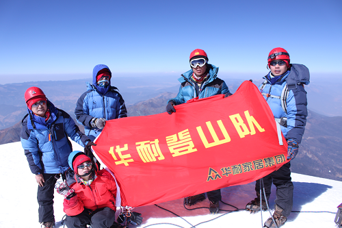 藏族男孩丁真火了。20岁的丁真背对着雪山，站在蓝天白云之下，眼神清澈，面带微笑，面对喧嚣的社会，内心依然能保持着坚定的信仰，纯真与勇敢，所有心怀信仰的人，都值得...