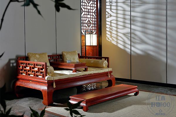 国寿红木《万字罗汉床》轻易满足你在一个家具中，收获坐、靠、躺的多重享受。
