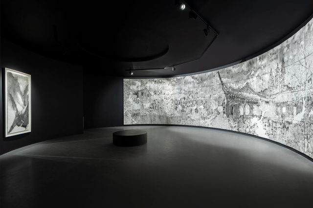 该项目以画廊展览为主题进行空间设计，最终呈现了亚洲艺术中心的新展《片石山房——沈勤·陈琦作品展》。建筑师受两位艺术家作品联展的启发，提取出“对话”的概念作为空间...