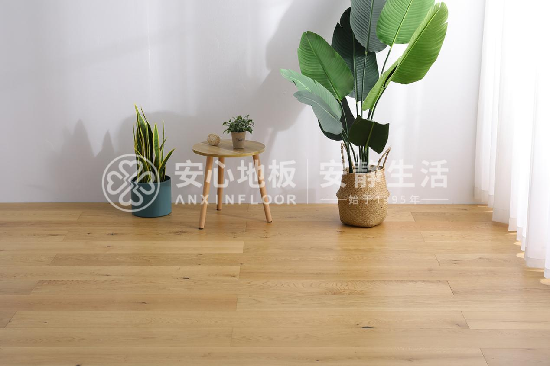 　　实木复合地板不仅纹理自然，脚感舒适，安装起来还很简便，易清洁保养，最关键价格比实木地板便宜......所以，家中装修选择实木复合地板既省钱也省心。那实木复合...