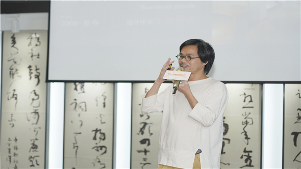 2021年5月22日下午，“谢天版画城市联展·佛山站”在龟一美术馆举办开幕仪式，杭州艺术家谢天为到场的参观者开展了《艺术思维驱动设计创新》专题讲座。