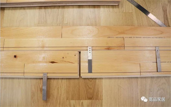 铺装实木地板前铺装木龙骨，再将木地板铺装在龙骨之上，这是人们所熟悉的木地板铺装方式之一。但还有一种铺装方式其实可以不用龙骨，只需要用简单钢夹片就可以取而代之。这...