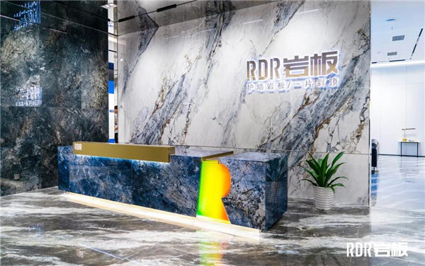 “RDR岩板”是利家居瓷砖旗下的专业护墙岩板领跑品牌，RDR岩板以“护墙岩板，一片到顶”的设计理念，致力于为所有家庭创造国际风尚、生态健康的高品质生活环境。