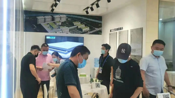 在本次展览会中，LA’BOBO作为健康医疗空间解决方案提供商参展，旗下创新研发的抗菌薄板|岩板产品优势显著，成为了本次展会展示的瞩目焦点。