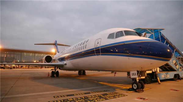 在与南航合作中，冠珠特别选择了投放明星机型“阿娇”ARJ21——中国首款自主研发支线飞机。