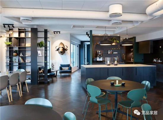 当挪威领先的室内设计和室内建筑公司Metropolis在奥斯陆市中心设计自己的办公室时，设计理念带领他们环游世界，将不同的文化、颜色、声音和气味带到一个屋檐下，...