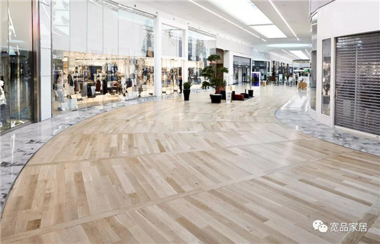Aeroville购物娱乐中心由Saguez及其合作伙伴与巴黎PCA共同设计，该中心的设计基于这样一种理念——机场是新移民全球文化的标志性空间。在整个设计中，营...