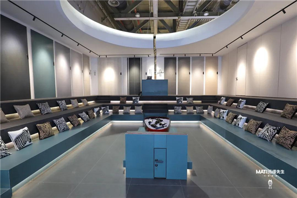 2021广州设计周，玛缇展位由GID格瑞龙国际设计有限公司曾建龙大师亲自操刀设计。展位以 “ 无界” 为主题，旨在诠释生活空间的无边界体验。