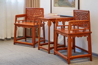 福建省红桥红家居有限公司（以下简称缅花大王红桥红）仿古家私团队选用缅甸花梨，经典复刻玫瑰椅。玫瑰椅的十分造型别致，早在宋代名画中，就曾出现过，明代更为常见。