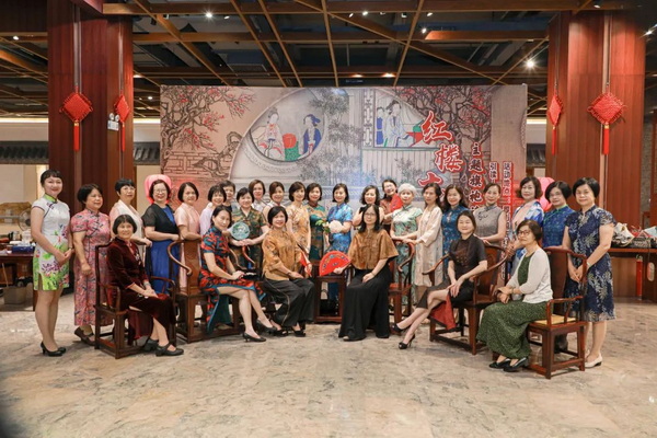 5月11日下午，由东莞市妇女儿童福利会举办，国寿红木承办的“红楼十二衩”主题旗袍读书分享会于国寿红木艺术馆隆重举行。