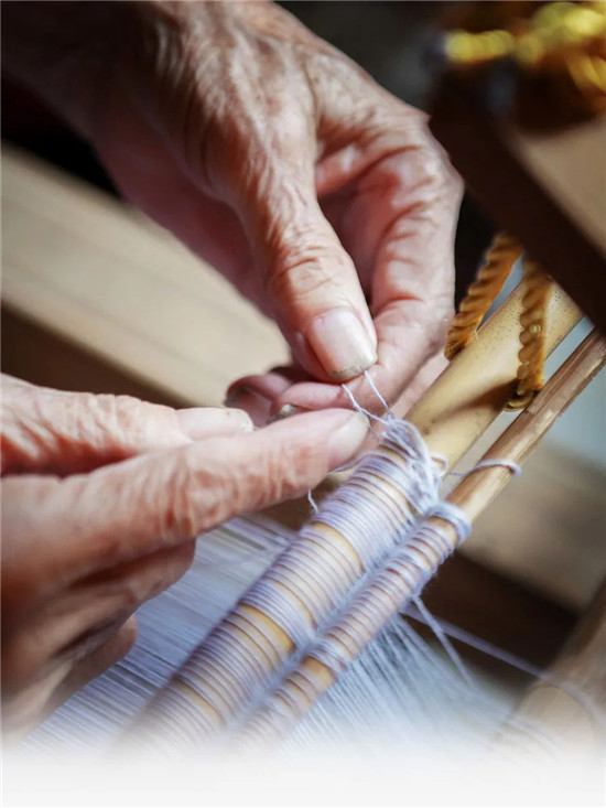 WEAVING ART编织艺术编织世界，奇乐无穷编织是一门艺术一门美学与实用性兼具的艺术将编织艺术融合到地板组拼之中呈现出来的花样拼法能为家增添多种可能性这就是...