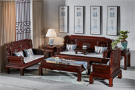 万事红红木《富贵祥云沙发》由11件家具组成，包含三人位沙发1件、单人位沙发4件、高几2件、大平几1件，炕几1件和角几2件。