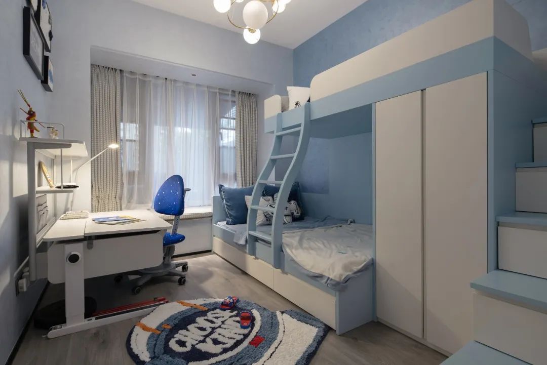 儿童房墙漆做了深浅蓝色与白色拼色,兄弟俩错层上下床与衣柜组合,使得