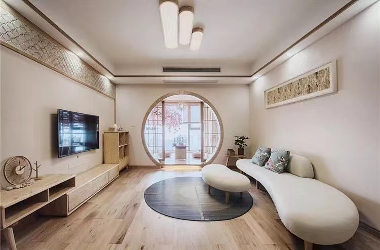 设计师通过原木色和白色来打造这一个舒适、自然的家。